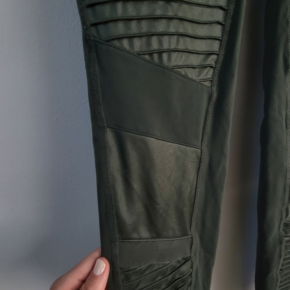 Alo Yoga Moto Legging Ribbed Green Women's Size Large Gym Athleisure Sporty - Picture 7 of 9